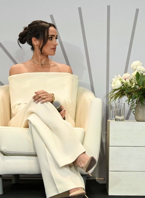 Meghan Markle Outfit, Meghan Markle Latest, Estilo Meghan Markle, World Mental Health Day, Meghan Markle Style, Mental Health Day, Health Day, White Outfit, Professional Fashion