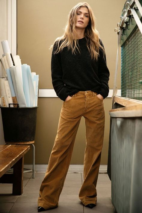 Winter Corduroy Outfit 2023-2024 18 Ideas: Stay Stylish and Warm! Corduroy Pants Outfit, Winter Colours, Women Fashion Edgy, Brown Pants, Fashion Night, 2019 Fashion, 가을 패션, Fall Fashion Trends, Fashion Show Collection