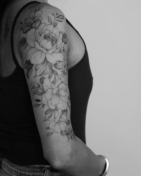 Flower Hip Tattoos, Small Shoulder Tattoos, Beautiful Flower Tattoos, Tattoos For Women Half Sleeve, Hip Tattoos Women, Flower Tattoo Shoulder, Floral Tattoo Sleeve, Flower Tattoo Sleeve, Artist Instagram