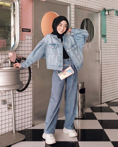 Meira. shared a photo on Instagram: “Foto lamaa sebelum harus social distancing 😣 • btw celana corduroy ini beneran sering banget ku…” • See 970 photos and videos on their profile. Denim Style Hijab, Swag Hijab Style, Denim Hijab Outfit, Celana Corduroy, Ootd Muslim, Ootd Hoodie, Hijab Party, Hijab Swag, Denim Ootd