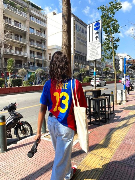 Barcelona jersey fit, streetwear, Barcelona, black girl Styling A Soccer Jersey Outfit, Soccer Style Women, Soccer Jersey Outfit Women Aesthetic, How To Style Soccer Jersey Outfit, Soccer Tee Outfit, Oversized Soccer Jersey Outfit Women, How To Style A Soccer Jersey Women, Futbol Jersey Outfit, Styling Soccer Jersey