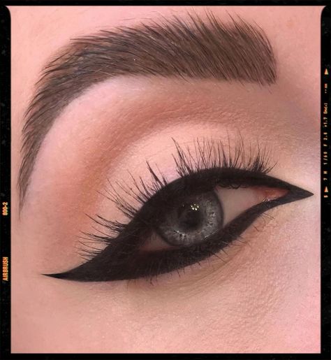 Black Eyeliner Luxe Eyeliner, Eyeliner Fashion, Eyeliner Idea, Cat Eye Eyeliner, Eyeliner Ideas, Thick Eyeliner, Bold Eyeliner, Ren Fair, Airbrush App