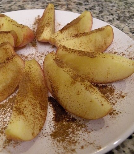 Healthy Snack - Microwave Cinnamon Apples...I make these all the time, they are so yummy! Apple Pie Desserts, Healthy Apple Pie, Dessert Oreo, Gateaux Cake, Healthy Apple, Healthy Sweets, Cinnamon Apples, Pina Colada, Snack Time