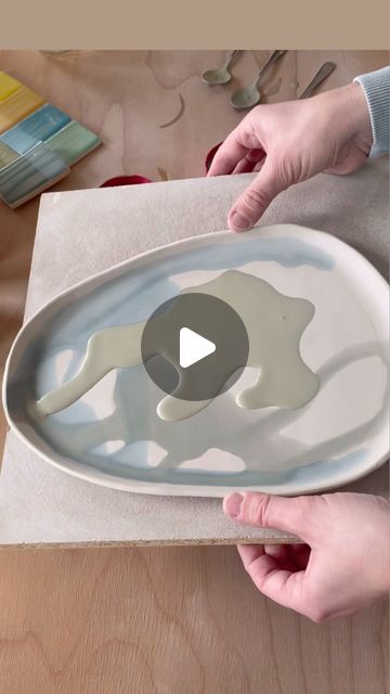 How To Color Clay, Pottery Painting Ideas Green, Pottery Coloring Ideas, How To Paint Pottery, Coloring Ceramics, Plate Glaze Ideas, Ceramic Glazing Ideas, Clay Glaze Ideas, Glaze Ideas Ceramics