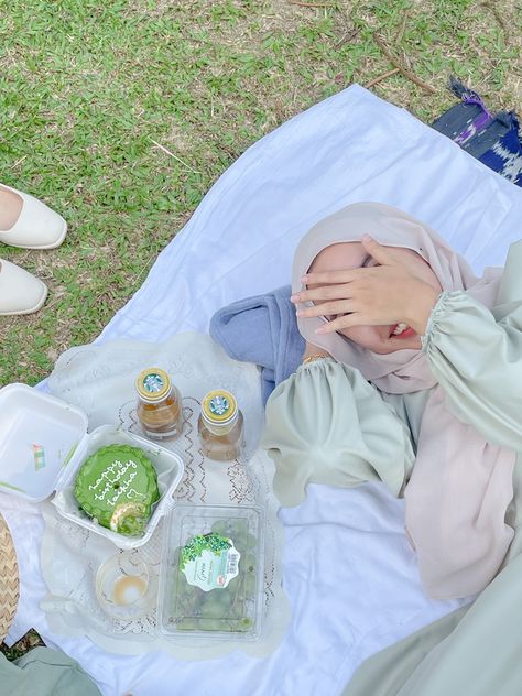 Birthday Photoshoot Hijab, Hijabi Birthday Photoshoot, Ootd Birthday Party Hijab, Hijabi Picnic Outfit, Piknik Outfit, Outfit Piknik, Piknik Aesthetic, Picnic Date Outfits, Place Aesthetic