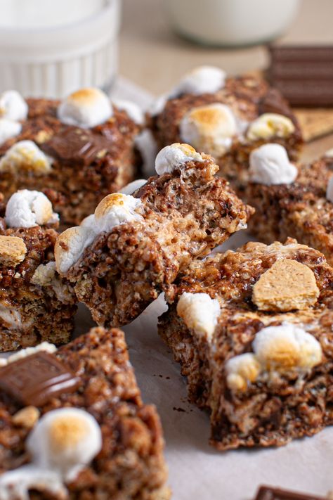 Brown Butter S'mores Rice Krispie Treats - The Little Holly That Could Brown Butter Rice Krispie Treats, Peanut Butter Marshmallow Bars, Brown Butter Rice, Rice Krispie Bars, Marshmallow Bars, Breakfast Cupcakes, Blondie Bar, Peanut Butter Marshmallow, Marshmallow Treats