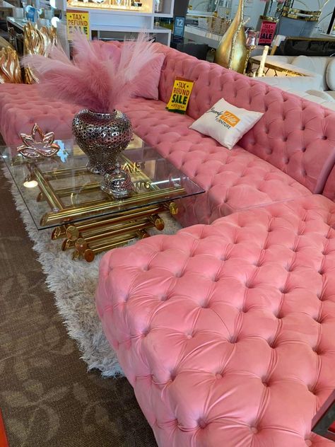 Living Room Inspiration Girly, Dr Bedroom, Pink Apartment, Aesthetic Furniture, Girl Apartment Decor, Tapete Gold, Pink Couch, Girly Apartments, Glamour Decor