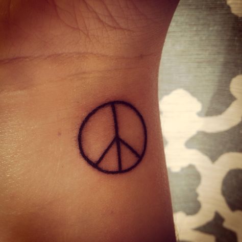 My newest tattoo!  Simple peace sign. Peace Symbol Tattoo, Peace Tattoo Ideas, Peace Sign Tattoo, Peace Sign Tattoos, Peace Tattoos, Henna Inspo, Henna Drawings, Sign Tattoo, Tattoo Shoulder