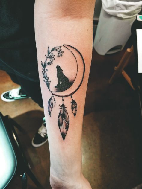 wolf/ dreamcatcher tattoo Native American Wolf Tattoo For Women, Wolf Tattoo With Dream Catcher, Dreamcatcher Wolf Tattoo, Boho Wolf Tattoo, Wolf Memorial Tattoo, Wolf And Moon Tattoo For Women, Dream Catcher Wolf Tattoo, Wolf Tattoo For Women Beautiful, Mini Wolf Tattoo