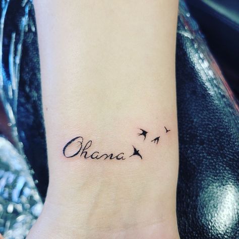 Ohana Finger Tattoo, Ohana Matching Tattoos, Small Ohana Tattoo Ideas, Ohana Tattoo For Men, Fineline Tattoo Ideas Women, Ohana Tattoo Ideas Families, Unique Family Tattoos, Kid Name Tattoo Ideas Mothers, Ohana Tattoos