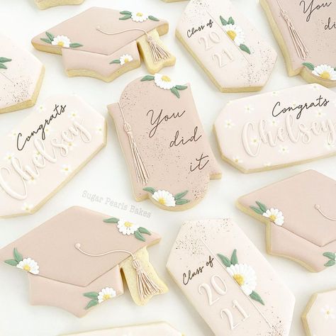 Grad Cookies, No Bake Sugar Cookies, Flooding Cookies, Graduation Party Diy, Plaque Design, Party Sweets, Graduation Party Planning, Sugar Cookie Royal Icing, Grad Party Decorations