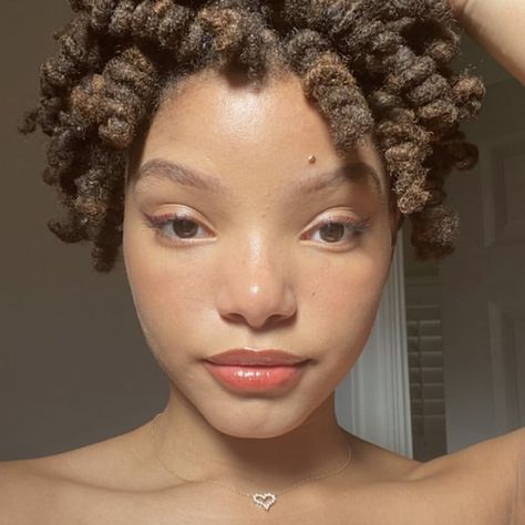 Chloe Halle, Chloe And Halle, Wide Set Eyes, Celebrity Selfies, Chloe X Halle, Goddess Braids Hairstyles, Halle Bailey, Dread Hairstyles, Afro Hair