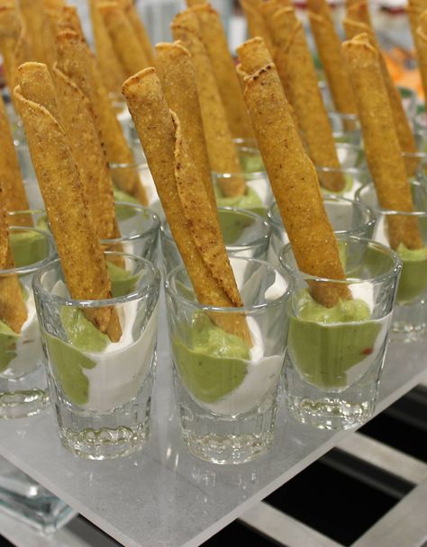 Here's a creative idea for party food - Flautas Appetizers. Flautas are placed upright in shooter glasses paired with guacamole and sour cream carefully spooned in the bottom which serve double duty as dips and make them visually pleasing. Great finger food. Serve these on Cinco de Mayo, quinceaneras, cocktail receptions, or any special get-together occasion and add a little flair to your fiesta. ~Photo by Celeste Ivon Fingerfood Party, Backyard Picnic, Food Appetizers, Cinderella Wedding, Taco Bar, Party Finger Foods, Snacks Für Party, Creative Idea, Birthday Themes