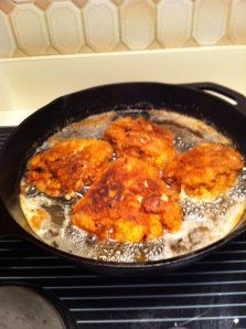 Cast Iron Fried Chicken, Iron Meals, Campfire Dinner Recipes, Pan Fried Chicken Thighs, Vegetarian Camping Recipes, Fried Chicken Thighs, Camp Cooking Recipes, Cast Iron Skillet Cooking, Lodge Cast Iron Skillet