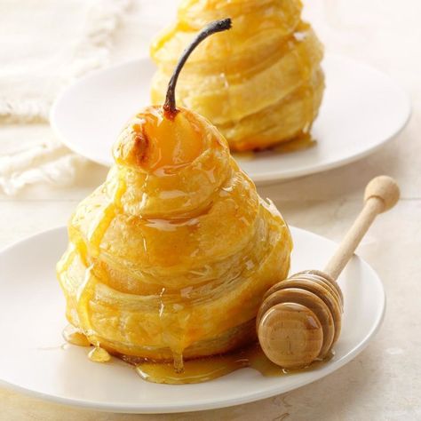 Honeyed Pears in Puff Pastry Gastronomische Desserts, Puff Pastry Recipes Savory, Pear Dessert, Puff Pastry Desserts, Pear Tart, Pastry Recipe, Pear Recipes, Tart Recipe, Puff Pastry Recipes