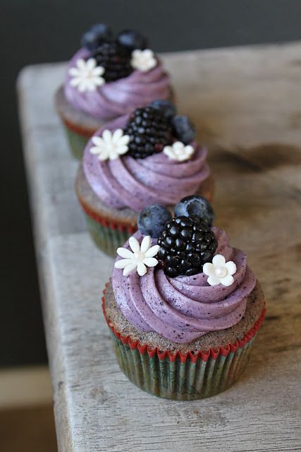 blueberry and blackberry cupcakes. Blueberry Cream Cheese Frosting, Blackberry Cupcakes, Blueberry Cupcakes, Cake Mini, Blueberry Cream Cheese, Cheesecake Cupcakes, Yummy Cupcakes, Food Cakes, Cheese Frosting