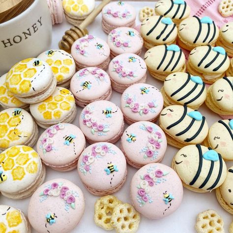 Bee Macarons, Macaron Decoration, Lemon Honey, Macaroon Recipes, Honey Almonds, Bee Baby, Gender Reveal Cake, Bee Baby Shower, Honey Lemon