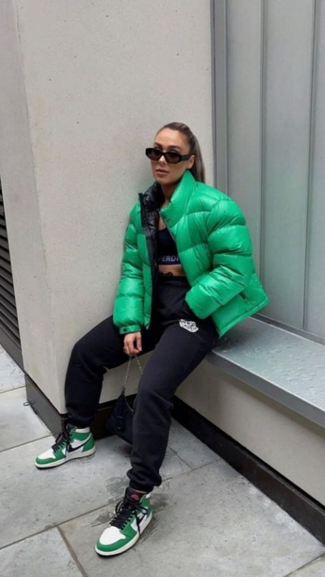 Bright Puffer Jacket Outfit, Neon Green Puffer Jacket Outfit, Bright Green Puffer Jacket Outfit, Jordan Verdes, Green Puffer Jacket Outfit, Vivi Fashion, Puffer Coat Outfit, Puffer Jacket Style, Puffer Jacket Outfit