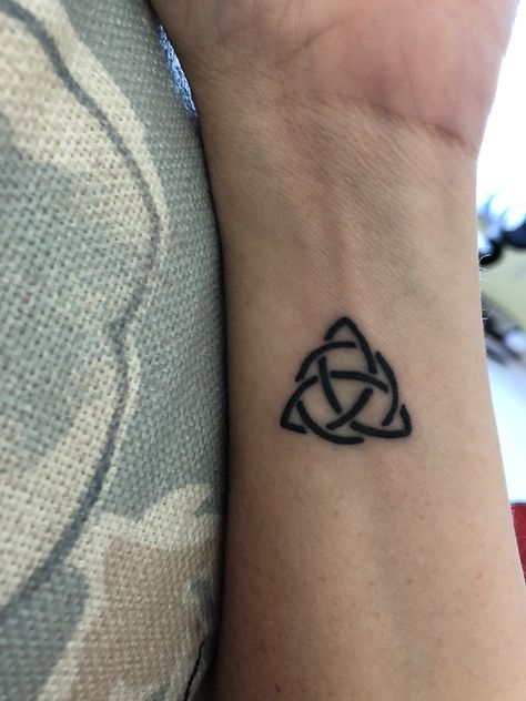 Trinity Triangle Tattoo, Hallows Tattoo, Trinity Knot Tattoo, Tattoo Mehndi, Tattoo Coverup, Ancient Tattoo, Knot Tattoo, Celtic Trinity Knot, Spiritual Tattoos