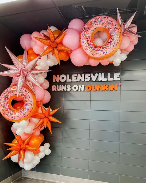 Donut worry, be happy 🍩🩷🧡 • • #nashville #nashvilletn #nashvilleevents #nashvilleeventplanner #nashvilleballoons… | Instagram Dunkin Themed Birthday Party, Donut Balloon Garland, Donut Balloons, Donut Decor, Donut Party Decorations, Donut Worry Be Happy, Donut Decorations, Donut Worry, Events Decor