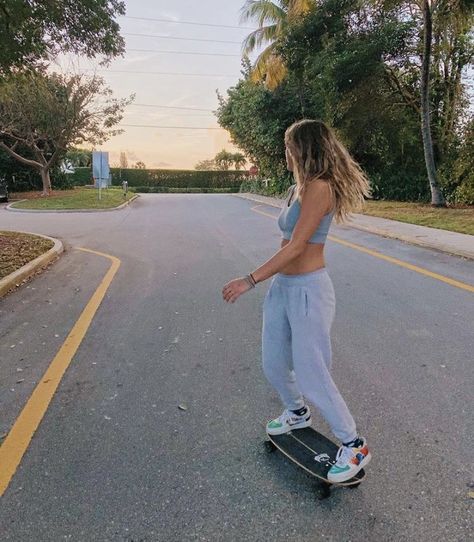 Soph Mosca, Surf Girl Aesthetic, Skater Photoshoot, Longboard Aesthetic, Surfer Girl Aesthetic, Aesthetic Skateboard, Marauders Aesthetic, Skater Girl Aesthetic, Skateboarding Aesthetic