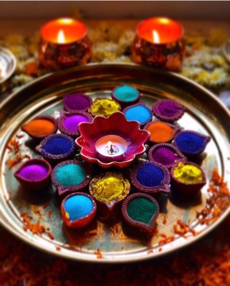 Holi Decor, Holi Theme, Simple Flower Rangoli, Puja Decor, Diwali Decoration Ideas, Home Flower Decor, Diwali Ideas, Holi Party, Thali Decoration Ideas