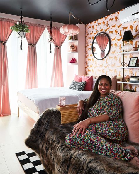 Post Image Studio Apartment Ideas Women, 30 Year Old Apartment Decor, Eclectic Feminine Decor, Bachelorette Pad Decor, Living Bedroom Combo Ideas, Maximalist Apartment Decor, Maximalist Studio Apartment, Cute Studio Apartment, Studio Apartment Bed