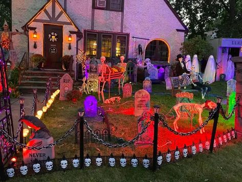 41 The Most Creepy Halloween Decoration for Front Yard | Munchkins Planet Halloween House Ideas Front Yards, Creepy Front Yard Halloween, Scary Halloween Front Yard, Front Yard Cemetary Halloween, Skeleton House Halloween, Halloween House Ideas, Low Budget Haunted House, Simple Halloween Decorations, Lawn Ghosts