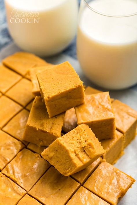 Pumpkin Pie Fudge Recipe, Creamy Fudge Recipe, Pumpkin Pie Fudge, Fudge Squares, Recipe For Pumpkin Pie, Gf Deserts, Pumpkin Sweets, Pumpkin Magic Cake, Magical Food