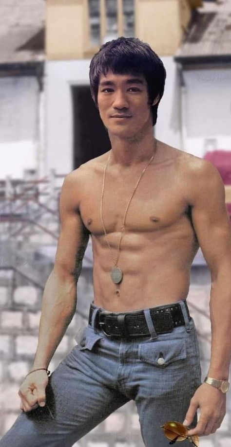 Bruce Lee Body, Bruce Lee Workout, Bruce Li, Bruce Lee Poster, Bruce Lee Pictures, Arnold Schwarzenegger Bodybuilding, Bruce Lee Martial Arts, Action Movie Poster, Bruce Lee Photos