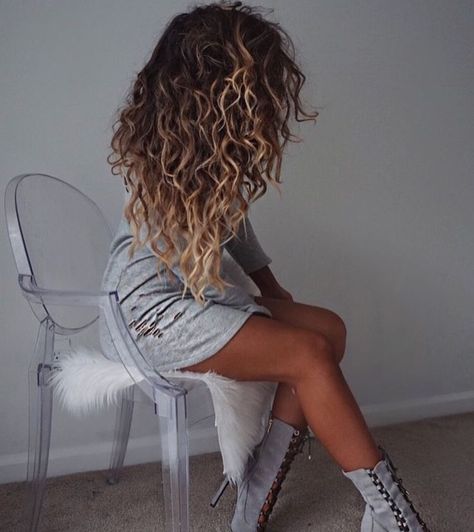 Ombre Curly Hair, Dyed Curly Hair, Highlights Curly Hair, Layered Curly Hair, Blonde Curly Hair, Colored Curly Hair, Sophisticated Look, Blonde Hair With Highlights, Brown Blonde Hair