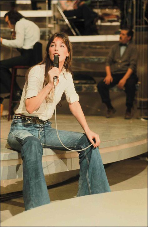 12 Ways to Emulate Jane Birkin's Classic Style Style Jane Birkin, Jane Birken, Perfect White Blouse, Jane Birkin Style, Bohemian Sundress, French Girl Style, Velvet Shorts, Celebrity Moms, Jane Birkin