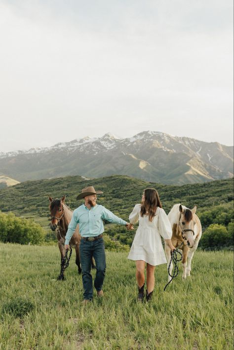 Couple Pictures With Horses, Horse Couple Photoshoot, Western Proposal, Engagement Photos With Horses, Country Couple Aesthetic, Cowgirl Couple, Horse Engagement Photos, Cowboy Engagement, Proposal Outfit