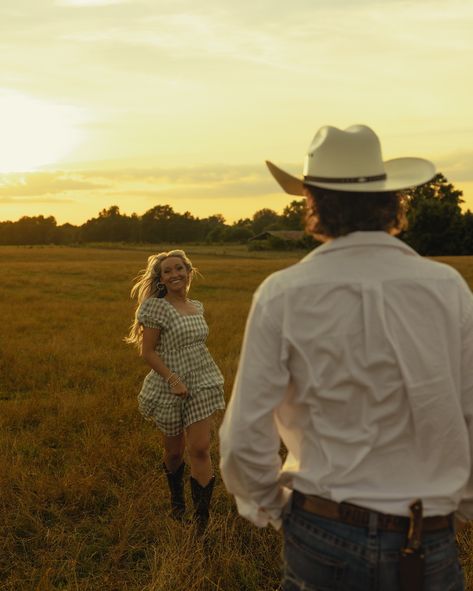 Talk about match made in HEAVEN. Taylor & Lane are so in love - and I am HERE FOR IT 😮‍💨🫶🏼 • • • #wedding #weddingphotography #weddingphotographer #destinationwedding #destinationweddingphotographer #alabamaphotographer #alabamawedding#alabamaweddingphotographer #huntsvillephotographer #birminghamphotographer #decaturphotographer #guntersvillephotographer#documentaryphotography #documentaryphotographer #lifestylephotographer #lifestylephotography #canonphotography #cameracheyphotography #stor... Couples Shoot With Horses, Country Couple Pictures With Horses, Engagement Session With Horses, Couple In Field Photography, Farm Couple Pictures, Western Couple Pictures, Couple Horse Photography, County Couples, Southern Couple