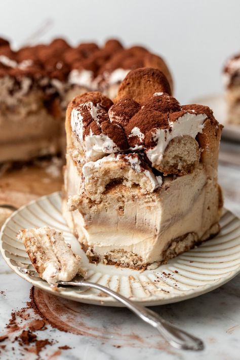 This ultra silky and rich tiramisu cheesecake combines the best of tiramisu and cheesecake- and all dairy free and made without eggs! We have layers of homemade ladyfingers soaked in espresso with an espresso swirled mascarpone cheesecake batter that's topped with creamy dairy free whipped cream and a hefty dusting of cocoa powder. The perfect pick-me-up dessert to show off at any holiday party! Homemade Ladyfingers, Creative Cake Ideas, Random Desserts, Mascarpone Cheesecake, Dairy Free Whipped Cream, Tiramisu Cheesecake, Vegan Tiramisu, Dessert Aux Fruits, Vegan Cheesecake