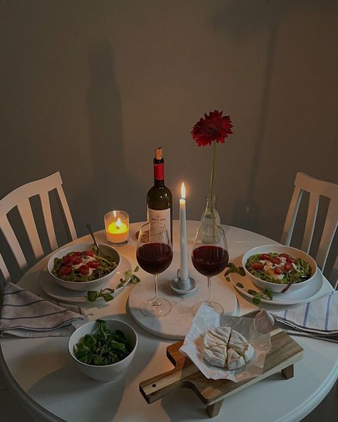 Romantic Dinner Tables, Dinner Date Aesthetic, Romantic Dinner Decoration, Romantic Date Night Ideas, Cute Date Ideas, Valentine Dinner, Romantic Candles, Dinner At Home, Dinner Decoration