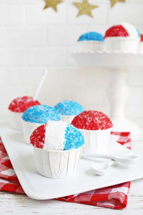 Snow Cone Cupcakes. Celebrate the summer season with these fun cupcakes that resemble snow cones. Snow Cone Cupcakes, Cone Cupcakes, Cupcake Cones, Fun Dessert, Carnival Theme, Icing Colors, Fourth Of July Food, Snow Cone, A Beautiful Mess