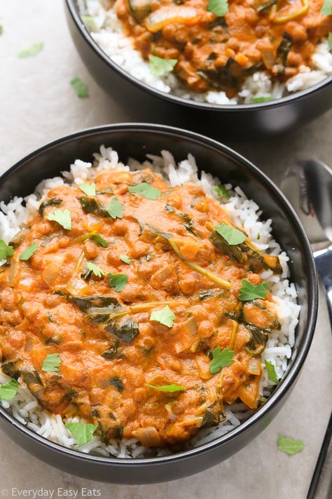 This Indian Coconut Lentil Curry recipe is vegan and vegetarian. Learn how to make homemade lentil curry with this quick and easy recipe. | EverydayEasyEats.com Coconut Lentil Curry, Curry Easy, Lentil Curry Recipes, Curry Recipes Indian, Vegetarian Curry, Easy Eat, Lentil Curry, Naan Bread, Curry Sauce