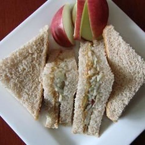 Peanut Butter and Apple Sandwich | "Great combo of thick gooey peanut and fresh crunchy apples. Love it!" #recipe #lunch Celery And Peanut Butter, Peanut Butter Apple Sandwich, Peanut Butter Apple, Apple Sandwich, Easy Sandwich, Recipe Lunch, Butter Sandwich, Apple And Peanut Butter, Peanut Butter Sandwich