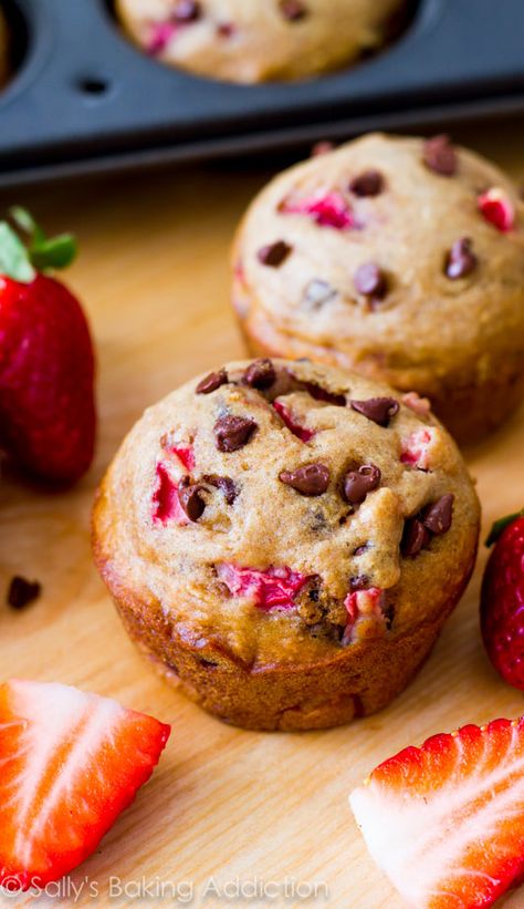 Incredible "lightened-up" chocolate chip muffins with fresh strawberries. Nearly fat-free and only 140 calories each! @sallybakeblog Strawberry Chocolate Chip Muffins, Strawberry Chocolate Chip, Coconut Dessert, Strawberry Muffins, Sally's Baking, Dessert Aux Fruits, Strawberry Chocolate, Sweet Breads, Chocolate Chip Muffins