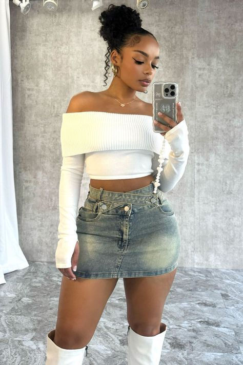 Denim Skirt Inspo Outfit, Green Jean Skirt Outfit, Outfits Faldas, Trendy Mini Denim Skirt For Streetwear, Denim Miniskirt Outfits Y2k, Bratz Outfit Ideas, Y2k Denim Mini Skirt For Streetwear, Short Jean Skirt Outfits, Denim Mini Skirt For Streetwear