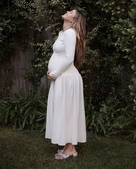 Sofia Richie Pregnant Style, Sophia Richie Pregnant, European Fashion Pregnant, Sofia Richie Pregnant, 90s Pregnancy Outfits, Ralph Lauren Maternity, Old Money Pregnant Outfits, Coquette Pregnant, Celeb Pregnancy Style