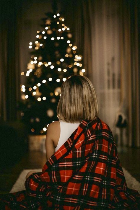 December Picture Ideas, Christmas Posing Ideas, Christmas Photo Ideas Instagram, Home Photoshoot Woman, Christmas Self Portrait, Photography Poses Winter, Xmas Photoshoot Ideas, Creative Christmas Photoshoot, New Years Photoshoot