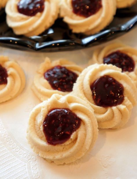 Italian Butter Cookies with Jam Butter Cookies With Jam, Cookies With Raspberry Jam, Butter Spritz Cookies, Cookies With Jam, بيتي فور, Italian Butter, Italian Butter Cookies, حلويات عربية, Smores Dessert