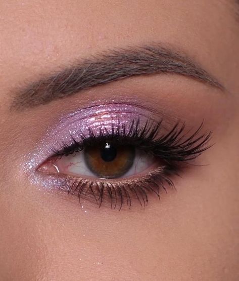 Makeup For Lilac Dress, Makeup For Lavender Dress, Subtle Purple Eye Makeup, Make Up Morado, Light Purple Eye Makeup, Lavender Eyeshadow Looks, Makeup Lila, Lavender Eye Makeup, Lavender Makeup Looks