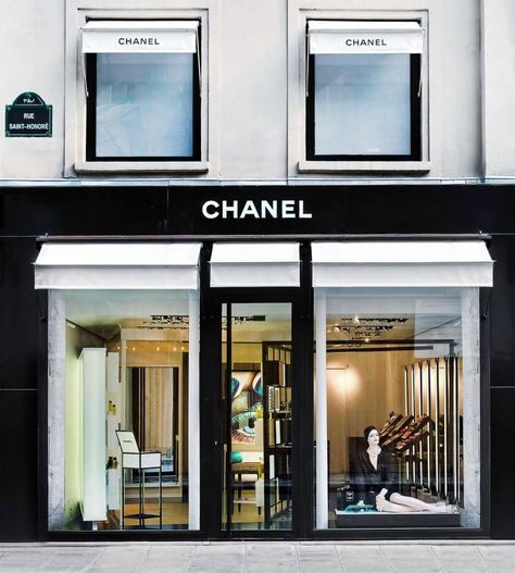 Shop Facade, Chanel Boutique, Chanel Store, Shop House Ideas, Elderly Home, Store Windows, Shop Fronts, Shop Front Design, Beauty Boutique