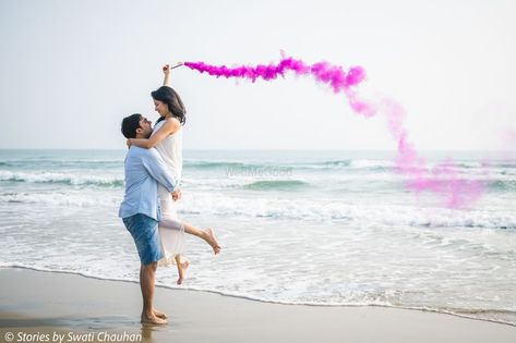 Beautiful smoke bombs in a beach themed pre wedding shoot Boujee Couple, Pre Wedding Shoot Outfit Ideas, Baby Reveal Pictures, Gender Reveal Pictures, Age Photography, Pre Wedding Shoot Ideas, Photography Trends, Gender Party, Pre Wedding Poses