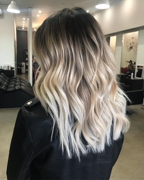 Strong contrast with perfect blend @kategracie_chelseahair using @lorealpro smart bond for strength and shine ❤️❤️❤️#behindthechair #blend… Platinum Blonde With Dark Roots, Dark Roots Blonde Hair Balayage, Champagne Blond, Cool Blonde Hair Colour, Champagne Blonde Hair, Blonde Hair With Roots, Blonde With Dark Roots, Ombre Hair Blonde, Cool Blonde Hair