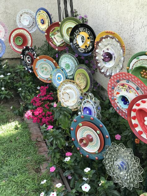 Plate Garden Art, Recycled Glassware, Plate Flowers Garden, Glassware Garden Art, Glass Wear, Recycled Home Decor, Landscaping Diy, Plate Flowers, Garden Totems