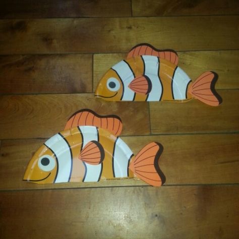 Clownfish Craft Preschool, Clown Fish Craft, Clownfish Craft, Beach Theme Preschool, Fish Paper Craft, Summer School Crafts, Scuba Vbs, Under The Sea Crafts, Art Activities For Toddlers